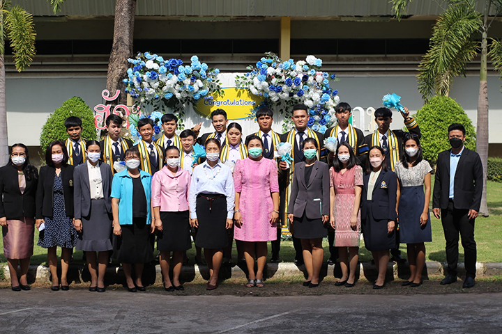 คณะศิลปศาสตร์ ร่วมแสดงความยินดีกับนักศึกษา เข้าร่วมพิธีฝึกซ้อมรับพระราชทานปริญญาบัตร ประจำปีการศึกษา 2564