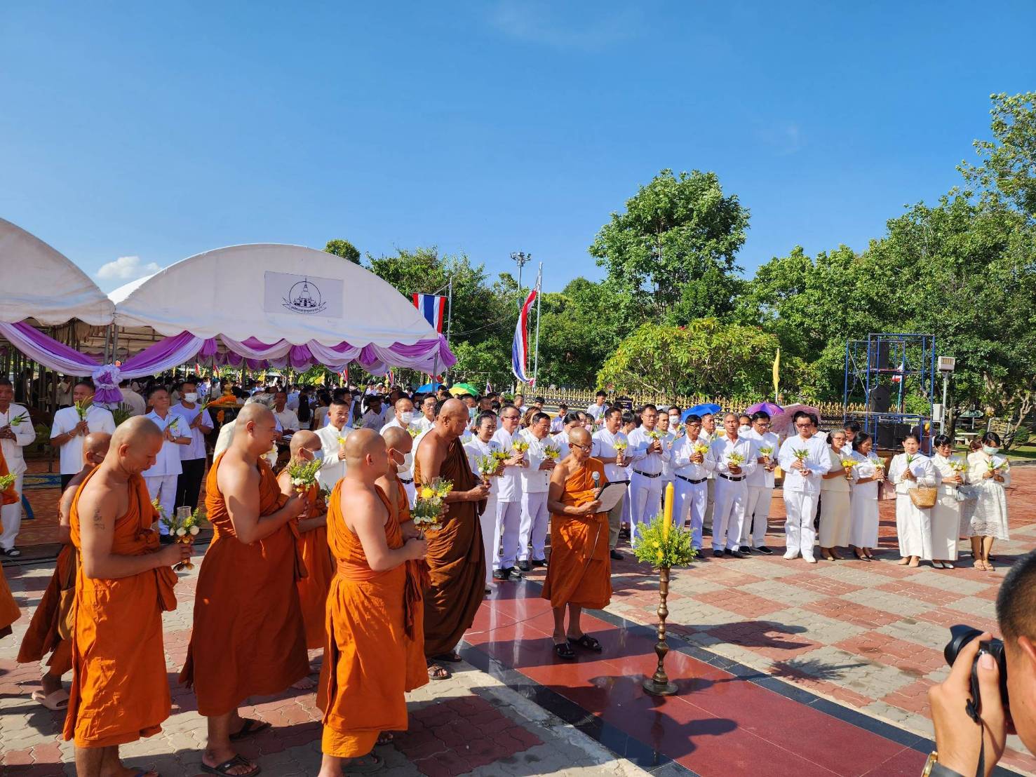 พิธีเวียนเทียนรอบองค์พระบรมธาตุนาดูน เนื่องในเทศกาลวันวิสาขบูชา