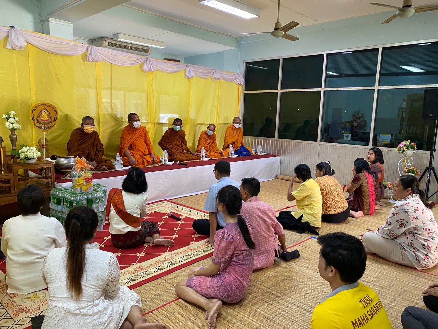 ทำบุญตักบาตรคณะศึกษาศาสตร์