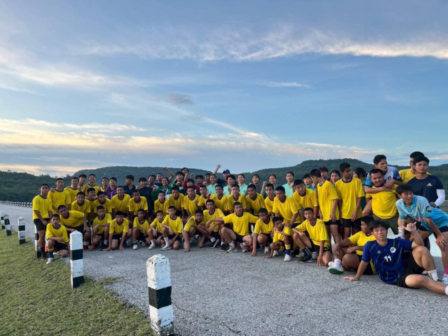 ชมรมรักบี้ฟุตบอล มหาวิทยาลัยการกีฬาแห่งชาติ วิทยาเขตมหาสารคาม (TNSU.MKM RUGBY CLUB) ได้จัดโครงการคลีนิกรักบี้เพื่อน้อง
