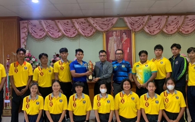 ทีมรักบี้ฟุตบอลเข้าพบและมอบถ้วยรางวัล ต่อรองอธิการบดี มหาวิทยาลัยการกีฬาแห่งชาติ...