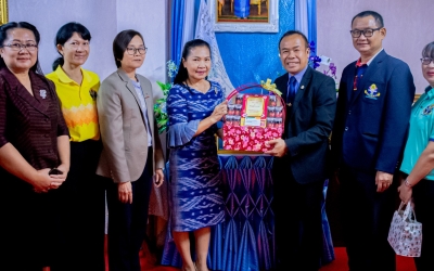  รองอธิการบดีฯ เข้าพบและมอบกระเช้าสวัสดี นายกเทศมนตรี ตำบลท่าขอนยาง...