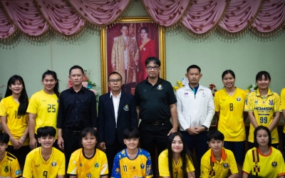 รองอธิการบดีฯ ให้โอวาทแก่คณะนักกีฬาฟุตซอลหญิง เข้าร่วมการแข่งขัน...